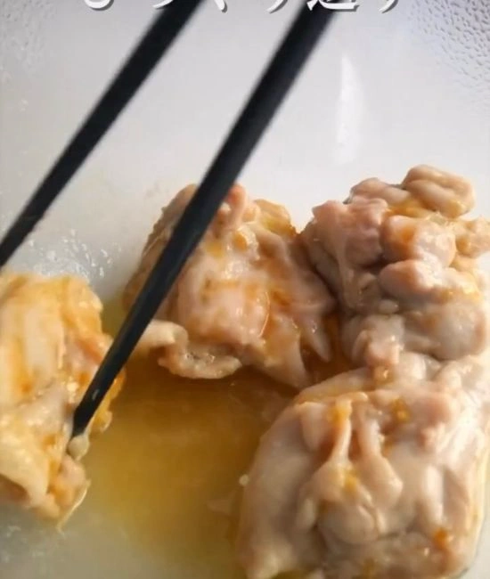 鶏もも肉をひっくり返す様子