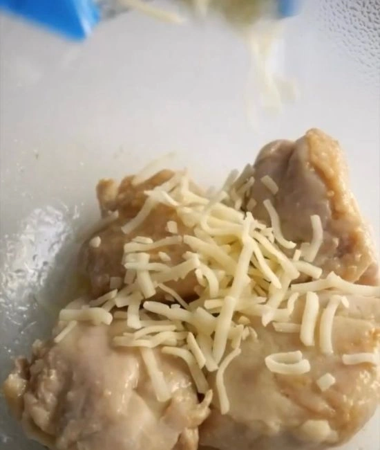 チーズを振りかける様子