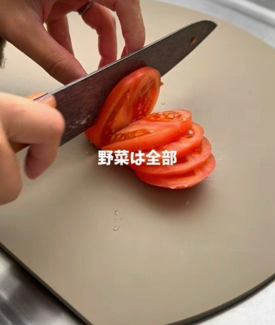 トマトをスライスする様子