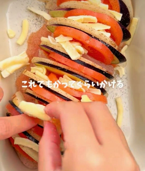 チーズを挟む様子