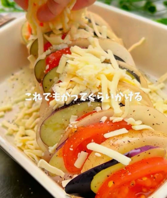 チーズをのせる様子