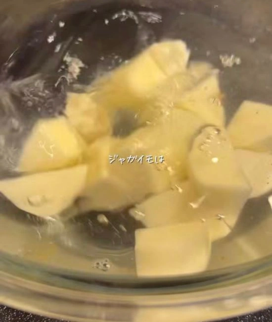 水に入れたジャガイモ