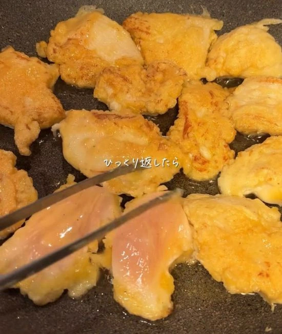 フライパンで鶏むね肉を焼く様子