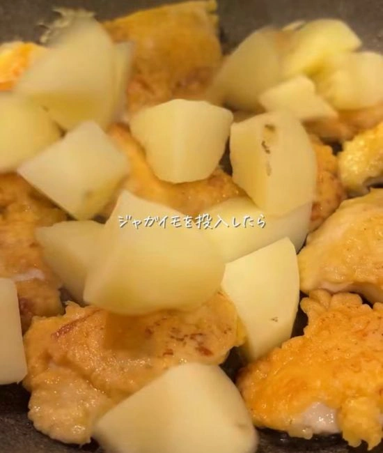 ジャガイモをフライパンに入れる様子