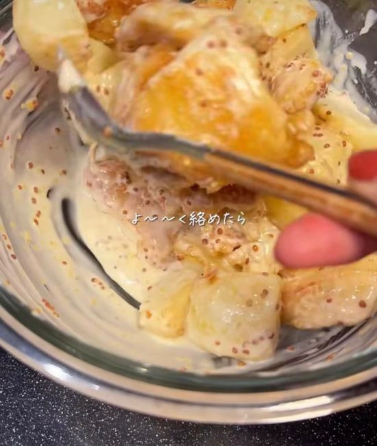 ソースを絡める様子