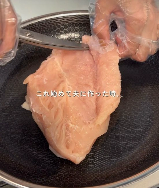鶏むね肉を観音開きにする様子