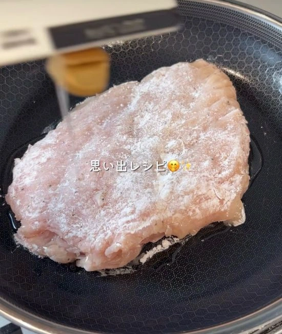 油を回し入れる様子