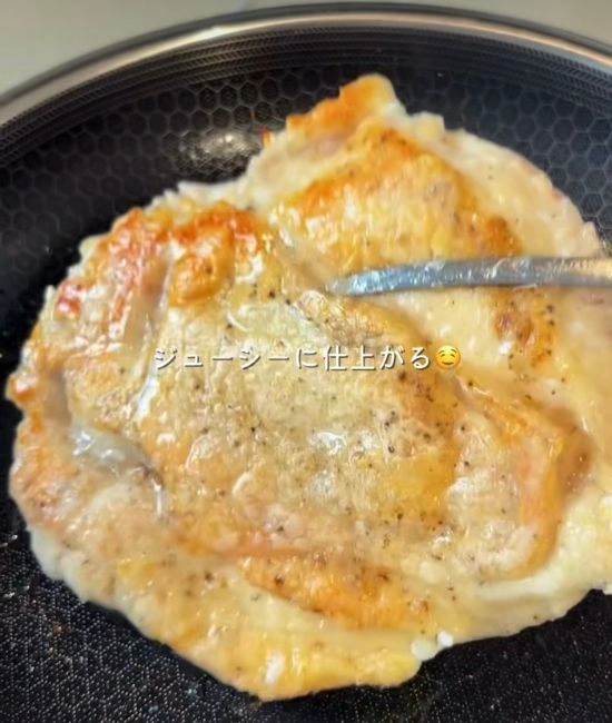 鶏むね肉を焼く様子