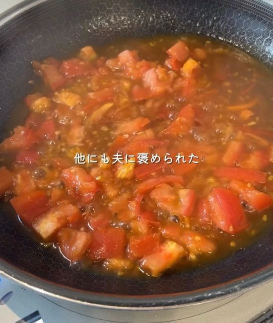 トマトソースを煮詰める様子