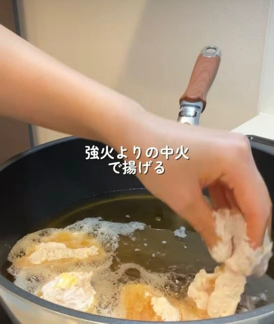 鶏むね肉を油に入れる様子