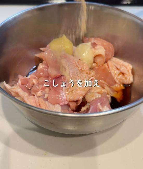 鶏肉に調味料を加える様子