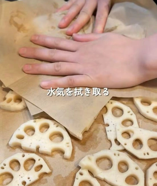 レンコンの水分を拭き取る様子