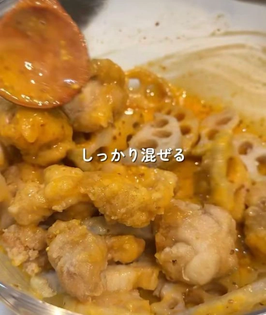 ソースを絡ませる様子