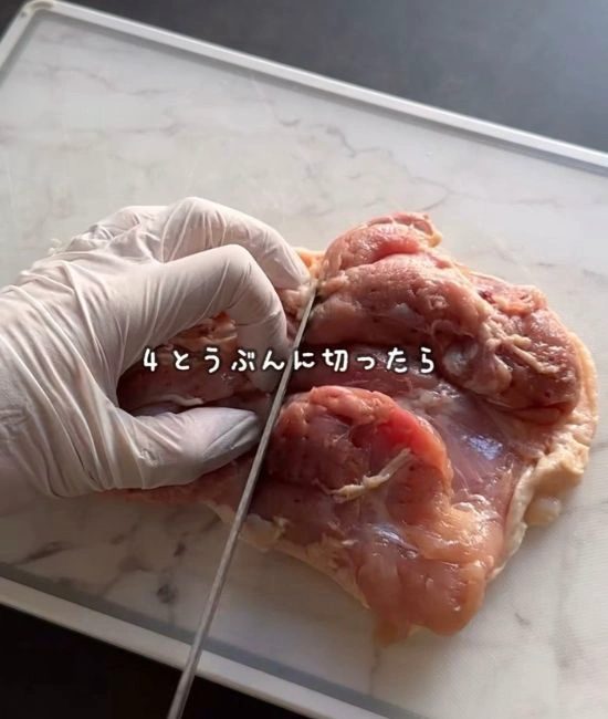 鶏もも肉をカットする様子