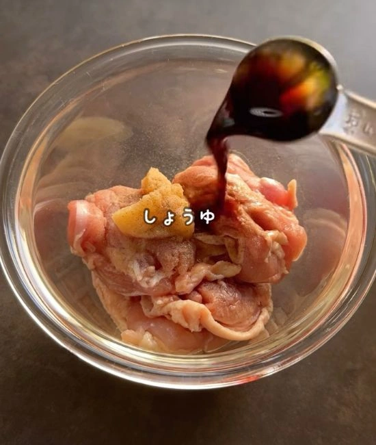 調味料を入れる様子