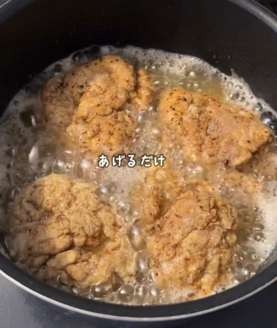 鶏もも肉を揚げる様子
