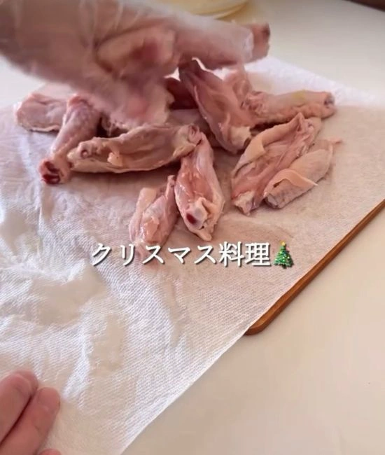 手羽中に下味をつける様子