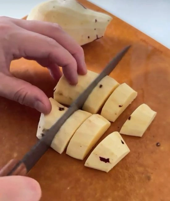 サツマイモをカットする様子