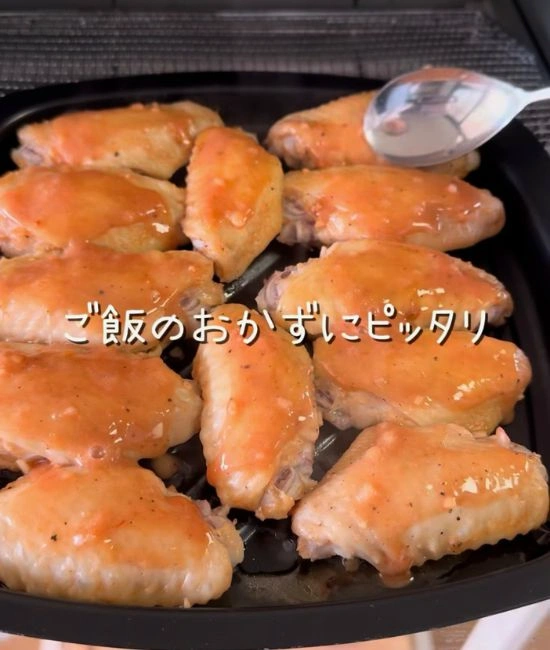 余ったタレを塗る様子