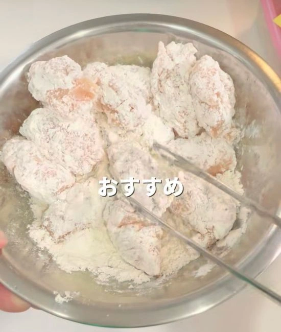 鶏ミンチに薄力粉をまぶす様子