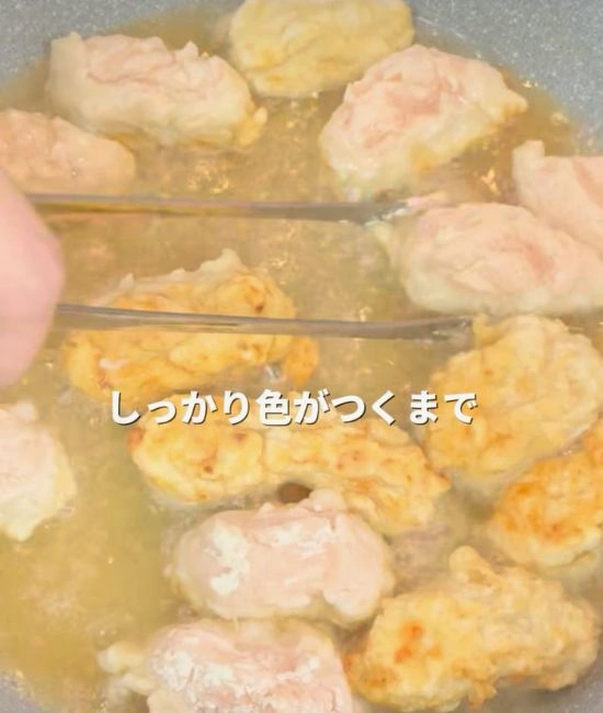 鶏ミンチをひっくり返す様子