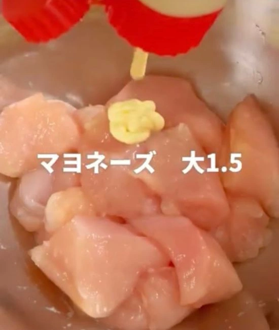 マヨネーズを入れる様子