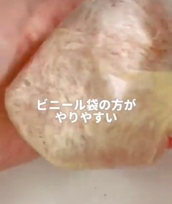 鶏むね肉を揉み込む様子