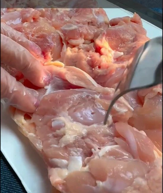 フォークで穴を開ける様子