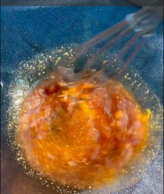 調味料を混ぜる様子