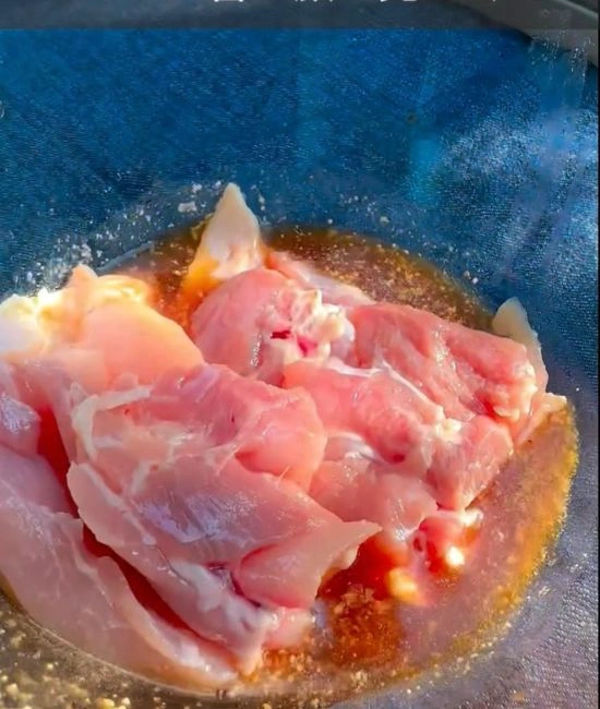 鶏もも肉を漬け込む様子