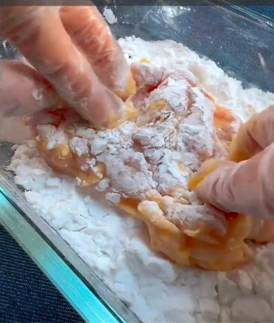 片栗粉をまぶす様子