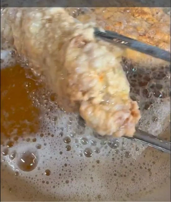 油で揚げる様子