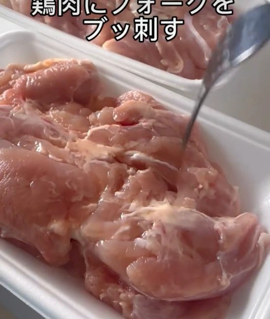 フォークで穴を開ける様子