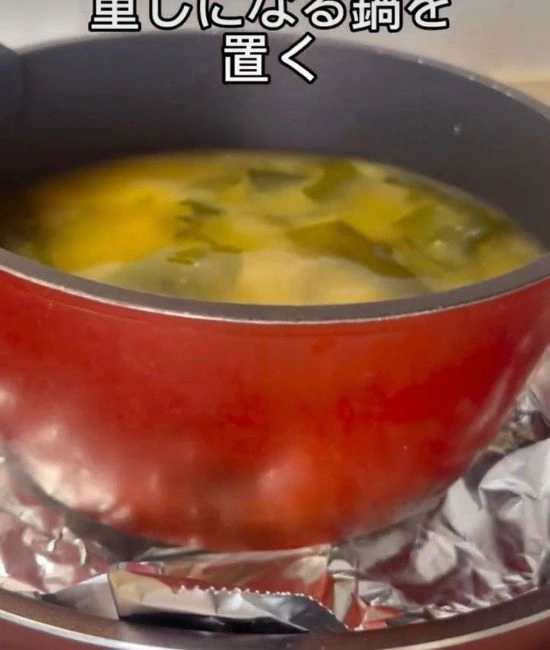 重しをのせる様子