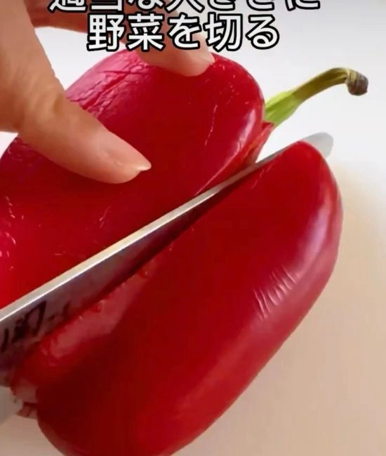 野菜をカットする様子