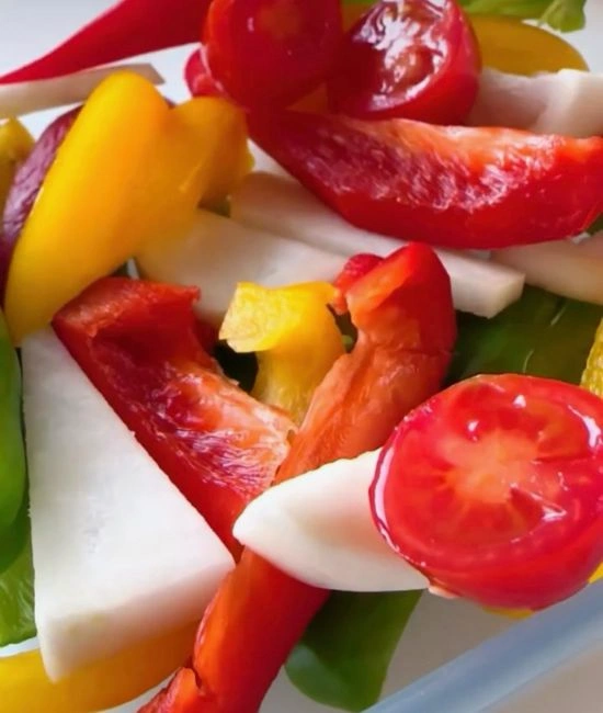 耐熱皿に入れられた野菜