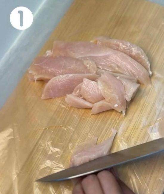 鶏むね肉を削ぎ切りにする様子