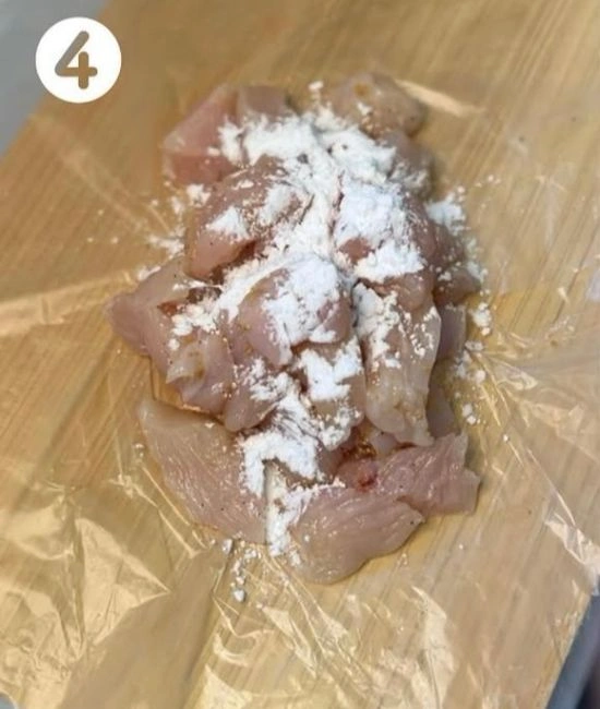 片栗粉をまぶす様子