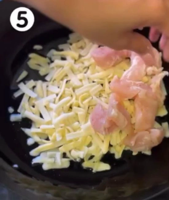 チーズの上に鶏むね肉を重ねる様子