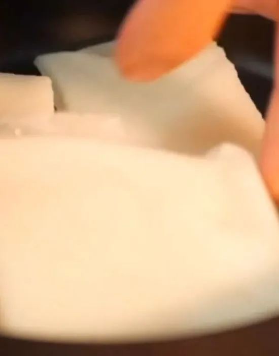 お餅を耐熱皿に置いている様子