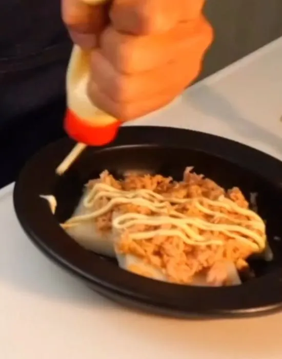 マヨネーズをかけている様子