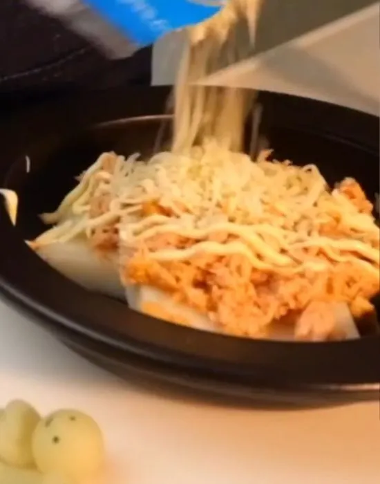 チーズをかけている様子