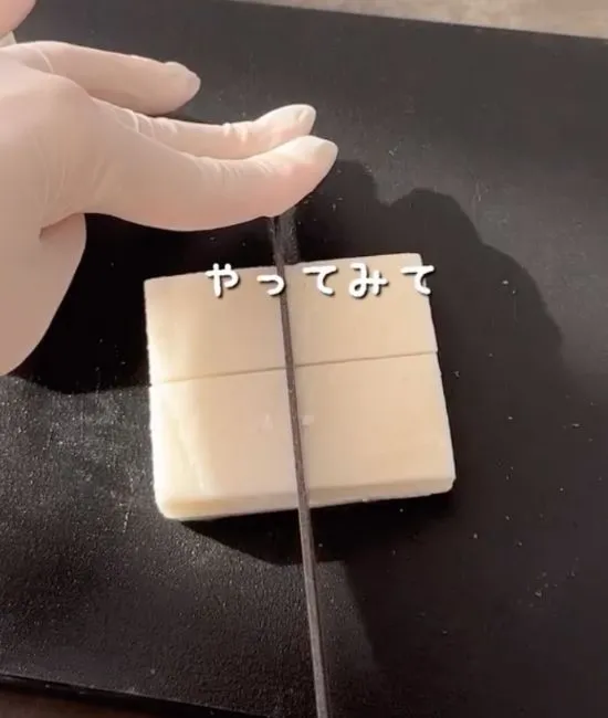 お餅を4等分にしている様子