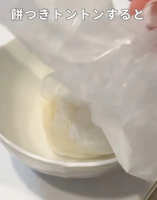 お餅を叩きつけている様子