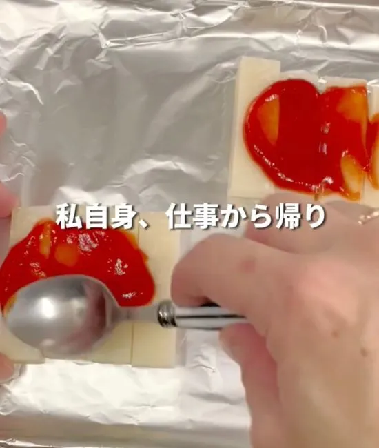 お餅にケチャップをぬっている様子