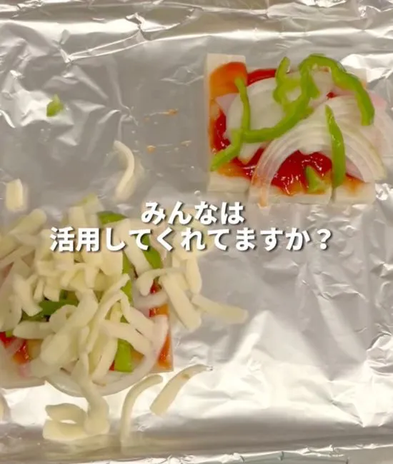 お餅に具材をのせている様子