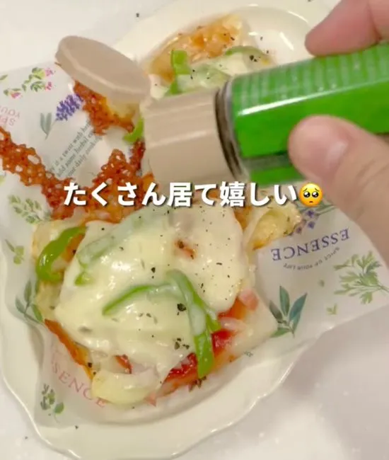 お餅ピザにパセリをかけている様子