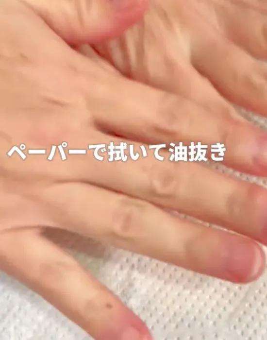 油揚げをキッチンペーパーで油抜きしている様子