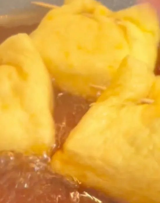 油揚げを煮込んでいる様子