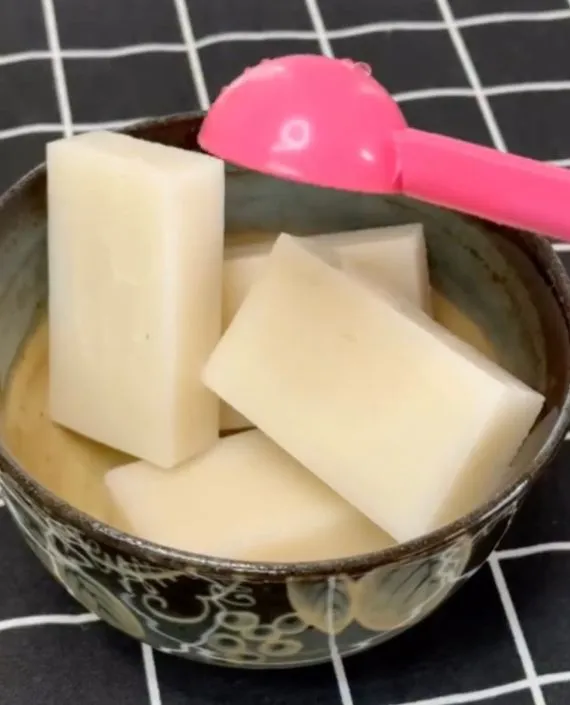 耐熱皿に入ったお餅に水をかけている様子